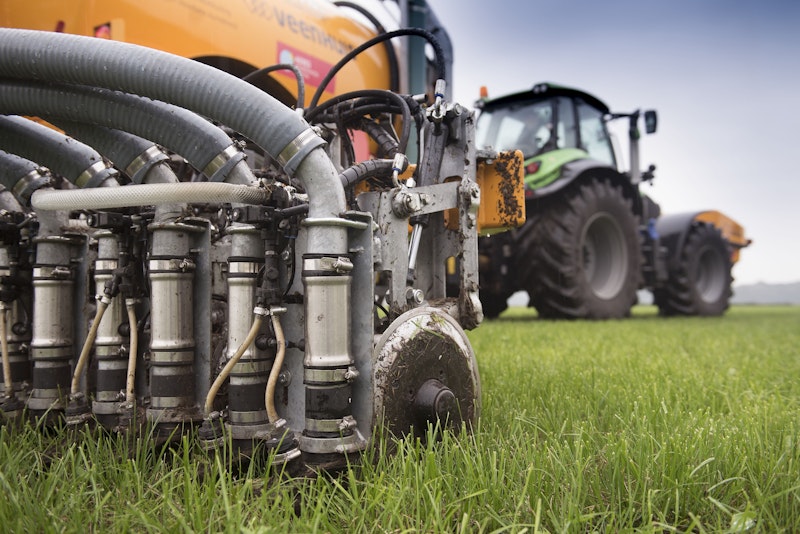 Mesttank met NIR-sensoren en voorziening om exact mineralen bij te geven voor plaatsspecifieke bemesting van grasland.